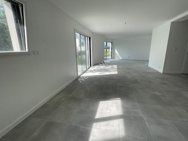 Maison contemporaine à vendre à Elven - 5 chambres et jardin ! Bretagne Sud / Morbihan