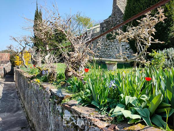 Maison de village avec jardin et garage