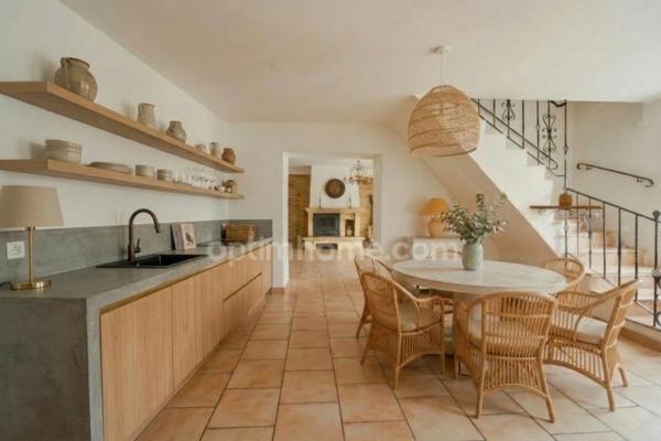 Un authentique mas provençal avec dépendance attenante, à moins de 5 minutes de la gare d'Orange