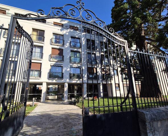 Proche Château et gare de Blois, appartement 80 m² avec balcon et place de parking
