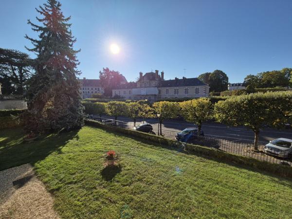 Proche Château et gare de Blois, appartement 80 m² avec balcon et place de parking