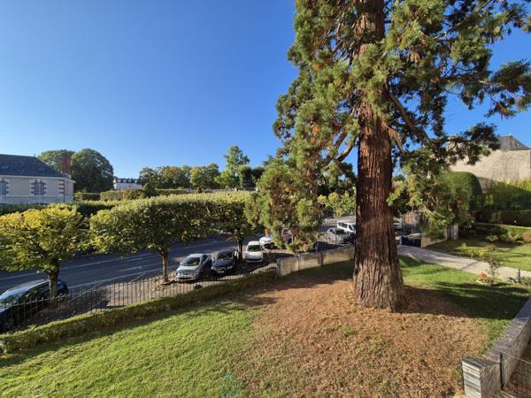 Proche Château et gare de Blois, appartement 80 m² avec balcon et place de parking