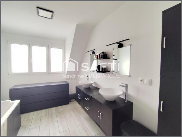 Maison semi-individuelle de semi-plain pied avec sous sol ,3 chambres et jardin