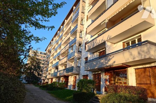 Appartement 3 pièces traversant - parking collectif - 66m²