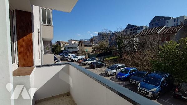 Appartement 3 pièces traversant - parking collectif - 66m²