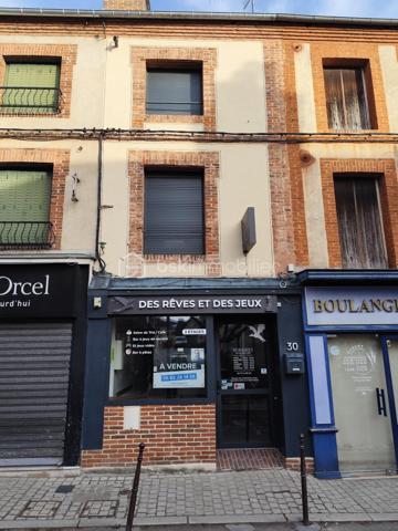 Frédéric GIRARD vous propose cette opportunité rare en plein cœur de L'Aigle.

Situé dans la rue commerçante du centre-ville, cet immeuble à usage mixte (commerce et habitation) entièrement remis à neuf, offre une rentabilité locative optimale grâce à ses deux lots indépendants, avec compteurs d'eau et d'électricité séparés.

Le local commercial dispose d'un emplacement idéal en rez-de-chaussée, avec un laboratoire, un espace de stockage et un WC indépendant — parfait pour une activité artisanale, médicale ou de service.

L'appartement, accessible par une entrée totalement indépendante, comprend un salon/séjour avec cheminée, une cuisine aménagée, deux chambres, une salle d'eau et un WC.

L'immeuble a bénéficié d'une rénovation complète : toiture, électricité, plomberie, intérieur, et menuiseries aluminium double vitrage avec volets roulants électriques. 

Un garage fermé complète ce bien.

Aucun travaux à prévoir. Idéal pour un investisseur souhaitant louer les deux lots séparément, ou pour un professionnel souhaitant vivre et travailler sur place.
