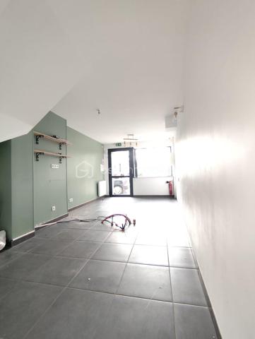 Frédéric GIRARD vous propose cette opportunité rare en plein cœur de L'Aigle.

Situé dans la rue commerçante du centre-ville, cet immeuble à usage mixte (commerce et habitation) entièrement remis à neuf, offre une rentabilité locative optimale grâce à ses deux lots indépendants, avec compteurs d'eau et d'électricité séparés.

Le local commercial dispose d'un emplacement idéal en rez-de-chaussée, avec un laboratoire, un espace de stockage et un WC indépendant — parfait pour une activité artisanale, médicale ou de service.

L'appartement, accessible par une entrée totalement indépendante, comprend un salon/séjour avec cheminée, une cuisine aménagée, deux chambres, une salle d'eau et un WC.

L'immeuble a bénéficié d'une rénovation complète : toiture, électricité, plomberie, intérieur, et menuiseries aluminium double vitrage avec volets roulants électriques. 

Un garage fermé complète ce bien.

Aucun travaux à prévoir. Idéal pour un investisseur souhaitant louer les deux lots séparément, ou pour un professionnel souhaitant vivre et travailler sur place.