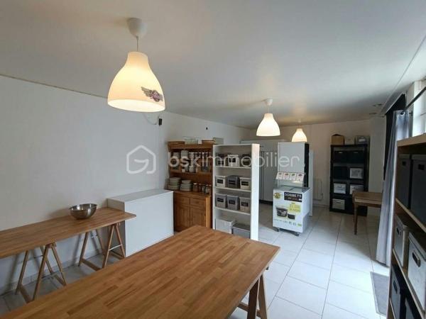 À vendre, ensemble immobilier situé dans le bourg, à proximité immédiate des commerces et commodités, comprenant des murs commerciaux actuellement loués, avec cave, ainsi qu’un appartement indépendant d’environ 60 m² situé à l’étage et un terrain de 340 m2 environ.

LOCAL COMMERCIAL – DÉJÀ LOUÉ

Le local commercial est actuellement loué 280 € / mois, offrant ainsi un revenu locatif immédiat.

Il se compose :
d’une pièce principale avec vitrine, idéale pour accueillir la clientèle ;
d’une cuisine ;
d’une cave, offrant un espace de stockage supplémentaire.
Aucun travaux à prévoir dans le local commercial.

APPARTEMENT INDÉPENDANT – ENVIRON 60 m²

Situé au-dessus du local commercial, l’appartement comprend :
2 chambres ;
une pièce de vie avec cuisine ;
une salle de bains ;
une petite pièce mansardée pouvant servir de rangement ;
des espaces de stockage sous les combles.
L’appartement nécessite des travaux de réhabilitation, notamment au niveau de l’isolation et de l’électricité, ainsi qu’une rénovation intérieure afin de pouvoir le remettre en location.

BÂTIMENT

Aucun travaux de gros œuvre à prévoir sur le bâtiment.
Les travaux à envisager concernent principalement la réhabilitation intérieure de l’appartement.

CARACTÉRISTIQUES

Local commercial actuellement loué : 280 €/mois
Cave
Appartement indépendant d’environ 60 m²
2 chambres
Chauffage électrique
Tout-à-l’égout
Espaces de stockage sous combles
Pas de travaux de gros œuvre à prévoir
Local commercial sans travaux à prévoir
Appartement à réhabiliter
Situé dans le bourg, proche de toutes les commodités
Terrain.

Un ensemble immobilier offrant un potentiel intéressant pour un investisseur, avec un local commercial générant déjà un revenu locatif et un appartement pouvant être valorisé après travaux.
📞 Renseignements complémentaires et visites sur demande au 06 82 17 42 95