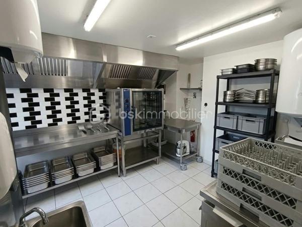 À vendre, ensemble immobilier situé dans le bourg, à proximité immédiate des commerces et commodités, comprenant des murs commerciaux actuellement loués, avec cave, ainsi qu’un appartement indépendant d’environ 60 m² situé à l’étage et un terrain de 340 m2 environ.

LOCAL COMMERCIAL – DÉJÀ LOUÉ

Le local commercial est actuellement loué 280 € / mois, offrant ainsi un revenu locatif immédiat.

Il se compose :
d’une pièce principale avec vitrine, idéale pour accueillir la clientèle ;
d’une cuisine ;
d’une cave, offrant un espace de stockage supplémentaire.
Aucun travaux à prévoir dans le local commercial.

APPARTEMENT INDÉPENDANT – ENVIRON 60 m²

Situé au-dessus du local commercial, l’appartement comprend :
2 chambres ;
une pièce de vie avec cuisine ;
une salle de bains ;
une petite pièce mansardée pouvant servir de rangement ;
des espaces de stockage sous les combles.
L’appartement nécessite des travaux de réhabilitation, notamment au niveau de l’isolation et de l’électricité, ainsi qu’une rénovation intérieure afin de pouvoir le remettre en location.

BÂTIMENT

Aucun travaux de gros œuvre à prévoir sur le bâtiment.
Les travaux à envisager concernent principalement la réhabilitation intérieure de l’appartement.

CARACTÉRISTIQUES

Local commercial actuellement loué : 280 €/mois
Cave
Appartement indépendant d’environ 60 m²
2 chambres
Chauffage électrique
Tout-à-l’égout
Espaces de stockage sous combles
Pas de travaux de gros œuvre à prévoir
Local commercial sans travaux à prévoir
Appartement à réhabiliter
Situé dans le bourg, proche de toutes les commodités
Terrain.

Un ensemble immobilier offrant un potentiel intéressant pour un investisseur, avec un local commercial générant déjà un revenu locatif et un appartement pouvant être valorisé après travaux.
📞 Renseignements complémentaires et visites sur demande au 06 82 17 42 95