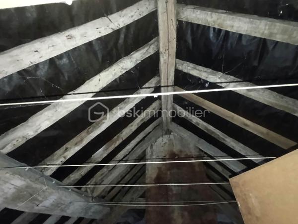 À vendre, ensemble immobilier situé dans le bourg, à proximité immédiate des commerces et commodités, comprenant des murs commerciaux actuellement loués, avec cave, ainsi qu’un appartement indépendant d’environ 60 m² situé à l’étage et un terrain de 340 m2 environ.

LOCAL COMMERCIAL – DÉJÀ LOUÉ

Le local commercial est actuellement loué 280 € / mois, offrant ainsi un revenu locatif immédiat.

Il se compose :
d’une pièce principale avec vitrine, idéale pour accueillir la clientèle ;
d’une cuisine ;
d’une cave, offrant un espace de stockage supplémentaire.
Aucun travaux à prévoir dans le local commercial.

APPARTEMENT INDÉPENDANT – ENVIRON 60 m²

Situé au-dessus du local commercial, l’appartement comprend :
2 chambres ;
une pièce de vie avec cuisine ;
une salle de bains ;
une petite pièce mansardée pouvant servir de rangement ;
des espaces de stockage sous les combles.
L’appartement nécessite des travaux de réhabilitation, notamment au niveau de l’isolation et de l’électricité, ainsi qu’une rénovation intérieure afin de pouvoir le remettre en location.

BÂTIMENT

Aucun travaux de gros œuvre à prévoir sur le bâtiment.
Les travaux à envisager concernent principalement la réhabilitation intérieure de l’appartement.

CARACTÉRISTIQUES

Local commercial actuellement loué : 280 €/mois
Cave
Appartement indépendant d’environ 60 m²
2 chambres
Chauffage électrique
Tout-à-l’égout
Espaces de stockage sous combles
Pas de travaux de gros œuvre à prévoir
Local commercial sans travaux à prévoir
Appartement à réhabiliter
Situé dans le bourg, proche de toutes les commodités
Terrain.

Un ensemble immobilier offrant un potentiel intéressant pour un investisseur, avec un local commercial générant déjà un revenu locatif et un appartement pouvant être valorisé après travaux.
📞 Renseignements complémentaires et visites sur demande au 06 82 17 42 95