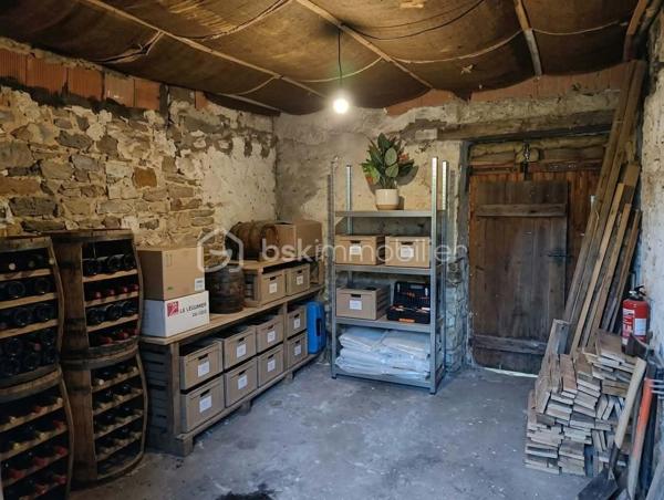 À vendre, ensemble immobilier situé dans le bourg, à proximité immédiate des commerces et commodités, comprenant des murs commerciaux actuellement loués, avec cave, ainsi qu’un appartement indépendant d’environ 60 m² situé à l’étage et un terrain de 340 m2 environ.

LOCAL COMMERCIAL – DÉJÀ LOUÉ

Le local commercial est actuellement loué 280 € / mois, offrant ainsi un revenu locatif immédiat.

Il se compose :
d’une pièce principale avec vitrine, idéale pour accueillir la clientèle ;
d’une cuisine ;
d’une cave, offrant un espace de stockage supplémentaire.
Aucun travaux à prévoir dans le local commercial.

APPARTEMENT INDÉPENDANT – ENVIRON 60 m²

Situé au-dessus du local commercial, l’appartement comprend :
2 chambres ;
une pièce de vie avec cuisine ;
une salle de bains ;
une petite pièce mansardée pouvant servir de rangement ;
des espaces de stockage sous les combles.
L’appartement nécessite des travaux de réhabilitation, notamment au niveau de l’isolation et de l’électricité, ainsi qu’une rénovation intérieure afin de pouvoir le remettre en location.

BÂTIMENT

Aucun travaux de gros œuvre à prévoir sur le bâtiment.
Les travaux à envisager concernent principalement la réhabilitation intérieure de l’appartement.

CARACTÉRISTIQUES

Local commercial actuellement loué : 280 €/mois
Cave
Appartement indépendant d’environ 60 m²
2 chambres
Chauffage électrique
Tout-à-l’égout
Espaces de stockage sous combles
Pas de travaux de gros œuvre à prévoir
Local commercial sans travaux à prévoir
Appartement à réhabiliter
Situé dans le bourg, proche de toutes les commodités
Terrain.

Un ensemble immobilier offrant un potentiel intéressant pour un investisseur, avec un local commercial générant déjà un revenu locatif et un appartement pouvant être valorisé après travaux.
📞 Renseignements complémentaires et visites sur demande au 06 82 17 42 95