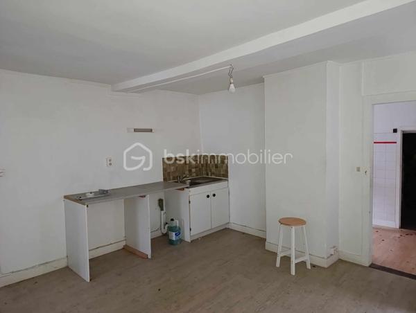 À vendre, ensemble immobilier situé dans le bourg, à proximité immédiate des commerces et commodités, comprenant des murs commerciaux actuellement loués, avec cave, ainsi qu’un appartement indépendant d’environ 60 m² situé à l’étage et un terrain de 340 m2 environ.

LOCAL COMMERCIAL – DÉJÀ LOUÉ

Le local commercial est actuellement loué 280 € / mois, offrant ainsi un revenu locatif immédiat.

Il se compose :
d’une pièce principale avec vitrine, idéale pour accueillir la clientèle ;
d’une cuisine ;
d’une cave, offrant un espace de stockage supplémentaire.
Aucun travaux à prévoir dans le local commercial.

APPARTEMENT INDÉPENDANT – ENVIRON 60 m²

Situé au-dessus du local commercial, l’appartement comprend :
2 chambres ;
une pièce de vie avec cuisine ;
une salle de bains ;
une petite pièce mansardée pouvant servir de rangement ;
des espaces de stockage sous les combles.
L’appartement nécessite des travaux de réhabilitation, notamment au niveau de l’isolation et de l’électricité, ainsi qu’une rénovation intérieure afin de pouvoir le remettre en location.

BÂTIMENT

Aucun travaux de gros œuvre à prévoir sur le bâtiment.
Les travaux à envisager concernent principalement la réhabilitation intérieure de l’appartement.

CARACTÉRISTIQUES

Local commercial actuellement loué : 280 €/mois
Cave
Appartement indépendant d’environ 60 m²
2 chambres
Chauffage électrique
Tout-à-l’égout
Espaces de stockage sous combles
Pas de travaux de gros œuvre à prévoir
Local commercial sans travaux à prévoir
Appartement à réhabiliter
Situé dans le bourg, proche de toutes les commodités
Terrain.

Un ensemble immobilier offrant un potentiel intéressant pour un investisseur, avec un local commercial générant déjà un revenu locatif et un appartement pouvant être valorisé après travaux.
📞 Renseignements complémentaires et visites sur demande au 06 82 17 42 95