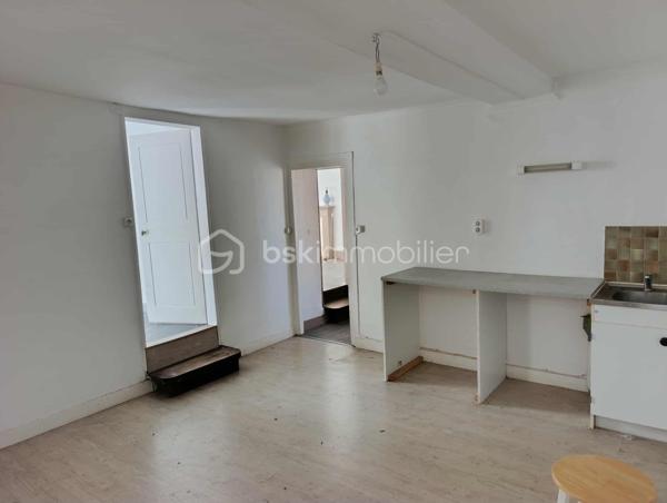 À vendre, ensemble immobilier situé dans le bourg, à proximité immédiate des commerces et commodités, comprenant des murs commerciaux actuellement loués, avec cave, ainsi qu’un appartement indépendant d’environ 60 m² situé à l’étage et un terrain de 340 m2 environ.

LOCAL COMMERCIAL – DÉJÀ LOUÉ

Le local commercial est actuellement loué 280 € / mois, offrant ainsi un revenu locatif immédiat.

Il se compose :
d’une pièce principale avec vitrine, idéale pour accueillir la clientèle ;
d’une cuisine ;
d’une cave, offrant un espace de stockage supplémentaire.
Aucun travaux à prévoir dans le local commercial.

APPARTEMENT INDÉPENDANT – ENVIRON 60 m²

Situé au-dessus du local commercial, l’appartement comprend :
2 chambres ;
une pièce de vie avec cuisine ;
une salle de bains ;
une petite pièce mansardée pouvant servir de rangement ;
des espaces de stockage sous les combles.
L’appartement nécessite des travaux de réhabilitation, notamment au niveau de l’isolation et de l’électricité, ainsi qu’une rénovation intérieure afin de pouvoir le remettre en location.

BÂTIMENT

Aucun travaux de gros œuvre à prévoir sur le bâtiment.
Les travaux à envisager concernent principalement la réhabilitation intérieure de l’appartement.

CARACTÉRISTIQUES

Local commercial actuellement loué : 280 €/mois
Cave
Appartement indépendant d’environ 60 m²
2 chambres
Chauffage électrique
Tout-à-l’égout
Espaces de stockage sous combles
Pas de travaux de gros œuvre à prévoir
Local commercial sans travaux à prévoir
Appartement à réhabiliter
Situé dans le bourg, proche de toutes les commodités
Terrain.

Un ensemble immobilier offrant un potentiel intéressant pour un investisseur, avec un local commercial générant déjà un revenu locatif et un appartement pouvant être valorisé après travaux.
📞 Renseignements complémentaires et visites sur demande au 06 82 17 42 95