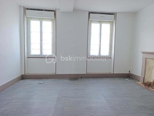 À vendre, ensemble immobilier situé dans le bourg, à proximité immédiate des commerces et commodités, comprenant des murs commerciaux actuellement loués, avec cave, ainsi qu’un appartement indépendant d’environ 60 m² situé à l’étage et un terrain de 340 m2 environ.

LOCAL COMMERCIAL – DÉJÀ LOUÉ

Le local commercial est actuellement loué 280 € / mois, offrant ainsi un revenu locatif immédiat.

Il se compose :
d’une pièce principale avec vitrine, idéale pour accueillir la clientèle ;
d’une cuisine ;
d’une cave, offrant un espace de stockage supplémentaire.
Aucun travaux à prévoir dans le local commercial.

APPARTEMENT INDÉPENDANT – ENVIRON 60 m²

Situé au-dessus du local commercial, l’appartement comprend :
2 chambres ;
une pièce de vie avec cuisine ;
une salle de bains ;
une petite pièce mansardée pouvant servir de rangement ;
des espaces de stockage sous les combles.
L’appartement nécessite des travaux de réhabilitation, notamment au niveau de l’isolation et de l’électricité, ainsi qu’une rénovation intérieure afin de pouvoir le remettre en location.

BÂTIMENT

Aucun travaux de gros œuvre à prévoir sur le bâtiment.
Les travaux à envisager concernent principalement la réhabilitation intérieure de l’appartement.

CARACTÉRISTIQUES

Local commercial actuellement loué : 280 €/mois
Cave
Appartement indépendant d’environ 60 m²
2 chambres
Chauffage électrique
Tout-à-l’égout
Espaces de stockage sous combles
Pas de travaux de gros œuvre à prévoir
Local commercial sans travaux à prévoir
Appartement à réhabiliter
Situé dans le bourg, proche de toutes les commodités
Terrain.

Un ensemble immobilier offrant un potentiel intéressant pour un investisseur, avec un local commercial générant déjà un revenu locatif et un appartement pouvant être valorisé après travaux.
📞 Renseignements complémentaires et visites sur demande au 06 82 17 42 95