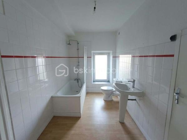 À vendre, ensemble immobilier situé dans le bourg, à proximité immédiate des commerces et commodités, comprenant des murs commerciaux actuellement loués, avec cave, ainsi qu’un appartement indépendant d’environ 60 m² situé à l’étage et un terrain de 340 m2 environ.

LOCAL COMMERCIAL – DÉJÀ LOUÉ

Le local commercial est actuellement loué 280 € / mois, offrant ainsi un revenu locatif immédiat.

Il se compose :
d’une pièce principale avec vitrine, idéale pour accueillir la clientèle ;
d’une cuisine ;
d’une cave, offrant un espace de stockage supplémentaire.
Aucun travaux à prévoir dans le local commercial.

APPARTEMENT INDÉPENDANT – ENVIRON 60 m²

Situé au-dessus du local commercial, l’appartement comprend :
2 chambres ;
une pièce de vie avec cuisine ;
une salle de bains ;
une petite pièce mansardée pouvant servir de rangement ;
des espaces de stockage sous les combles.
L’appartement nécessite des travaux de réhabilitation, notamment au niveau de l’isolation et de l’électricité, ainsi qu’une rénovation intérieure afin de pouvoir le remettre en location.

BÂTIMENT

Aucun travaux de gros œuvre à prévoir sur le bâtiment.
Les travaux à envisager concernent principalement la réhabilitation intérieure de l’appartement.

CARACTÉRISTIQUES

Local commercial actuellement loué : 280 €/mois
Cave
Appartement indépendant d’environ 60 m²
2 chambres
Chauffage électrique
Tout-à-l’égout
Espaces de stockage sous combles
Pas de travaux de gros œuvre à prévoir
Local commercial sans travaux à prévoir
Appartement à réhabiliter
Situé dans le bourg, proche de toutes les commodités
Terrain.

Un ensemble immobilier offrant un potentiel intéressant pour un investisseur, avec un local commercial générant déjà un revenu locatif et un appartement pouvant être valorisé après travaux.
📞 Renseignements complémentaires et visites sur demande au 06 82 17 42 95