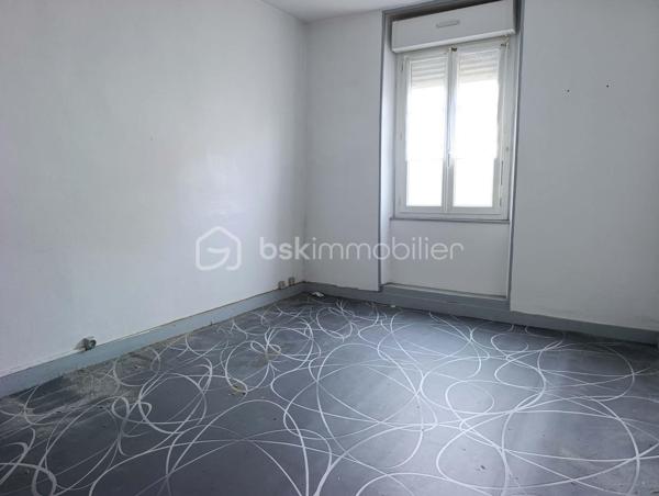 À vendre, ensemble immobilier situé dans le bourg, à proximité immédiate des commerces et commodités, comprenant des murs commerciaux actuellement loués, avec cave, ainsi qu’un appartement indépendant d’environ 60 m² situé à l’étage et un terrain de 340 m2 environ.

LOCAL COMMERCIAL – DÉJÀ LOUÉ

Le local commercial est actuellement loué 280 € / mois, offrant ainsi un revenu locatif immédiat.

Il se compose :
d’une pièce principale avec vitrine, idéale pour accueillir la clientèle ;
d’une cuisine ;
d’une cave, offrant un espace de stockage supplémentaire.
Aucun travaux à prévoir dans le local commercial.

APPARTEMENT INDÉPENDANT – ENVIRON 60 m²

Situé au-dessus du local commercial, l’appartement comprend :
2 chambres ;
une pièce de vie avec cuisine ;
une salle de bains ;
une petite pièce mansardée pouvant servir de rangement ;
des espaces de stockage sous les combles.
L’appartement nécessite des travaux de réhabilitation, notamment au niveau de l’isolation et de l’électricité, ainsi qu’une rénovation intérieure afin de pouvoir le remettre en location.

BÂTIMENT

Aucun travaux de gros œuvre à prévoir sur le bâtiment.
Les travaux à envisager concernent principalement la réhabilitation intérieure de l’appartement.

CARACTÉRISTIQUES

Local commercial actuellement loué : 280 €/mois
Cave
Appartement indépendant d’environ 60 m²
2 chambres
Chauffage électrique
Tout-à-l’égout
Espaces de stockage sous combles
Pas de travaux de gros œuvre à prévoir
Local commercial sans travaux à prévoir
Appartement à réhabiliter
Situé dans le bourg, proche de toutes les commodités
Terrain.

Un ensemble immobilier offrant un potentiel intéressant pour un investisseur, avec un local commercial générant déjà un revenu locatif et un appartement pouvant être valorisé après travaux.
📞 Renseignements complémentaires et visites sur demande au 06 82 17 42 95