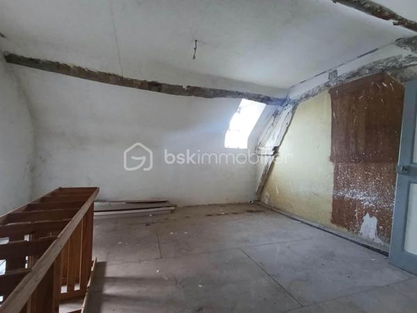 À vendre, ensemble immobilier situé dans le bourg, à proximité immédiate des commerces et commodités, comprenant des murs commerciaux actuellement loués, avec cave, ainsi qu’un appartement indépendant d’environ 60 m² situé à l’étage et un terrain de 340 m2 environ.

LOCAL COMMERCIAL – DÉJÀ LOUÉ

Le local commercial est actuellement loué 280 € / mois, offrant ainsi un revenu locatif immédiat.

Il se compose :
d’une pièce principale avec vitrine, idéale pour accueillir la clientèle ;
d’une cuisine ;
d’une cave, offrant un espace de stockage supplémentaire.
Aucun travaux à prévoir dans le local commercial.

APPARTEMENT INDÉPENDANT – ENVIRON 60 m²

Situé au-dessus du local commercial, l’appartement comprend :
2 chambres ;
une pièce de vie avec cuisine ;
une salle de bains ;
une petite pièce mansardée pouvant servir de rangement ;
des espaces de stockage sous les combles.
L’appartement nécessite des travaux de réhabilitation, notamment au niveau de l’isolation et de l’électricité, ainsi qu’une rénovation intérieure afin de pouvoir le remettre en location.

BÂTIMENT

Aucun travaux de gros œuvre à prévoir sur le bâtiment.
Les travaux à envisager concernent principalement la réhabilitation intérieure de l’appartement.

CARACTÉRISTIQUES

Local commercial actuellement loué : 280 €/mois
Cave
Appartement indépendant d’environ 60 m²
2 chambres
Chauffage électrique
Tout-à-l’égout
Espaces de stockage sous combles
Pas de travaux de gros œuvre à prévoir
Local commercial sans travaux à prévoir
Appartement à réhabiliter
Situé dans le bourg, proche de toutes les commodités
Terrain.

Un ensemble immobilier offrant un potentiel intéressant pour un investisseur, avec un local commercial générant déjà un revenu locatif et un appartement pouvant être valorisé après travaux.
📞 Renseignements complémentaires et visites sur demande au 06 82 17 42 95