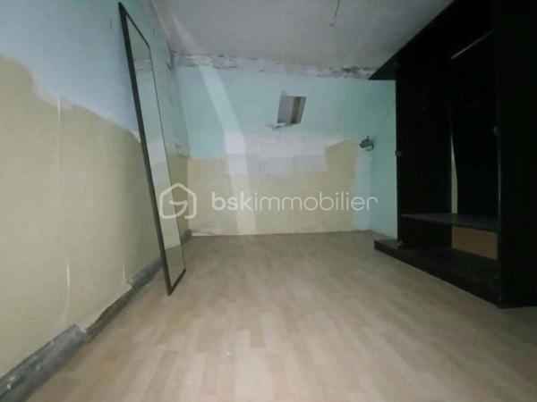 À vendre, ensemble immobilier situé dans le bourg, à proximité immédiate des commerces et commodités, comprenant des murs commerciaux actuellement loués, avec cave, ainsi qu’un appartement indépendant d’environ 60 m² situé à l’étage et un terrain de 340 m2 environ.

LOCAL COMMERCIAL – DÉJÀ LOUÉ

Le local commercial est actuellement loué 280 € / mois, offrant ainsi un revenu locatif immédiat.

Il se compose :
d’une pièce principale avec vitrine, idéale pour accueillir la clientèle ;
d’une cuisine ;
d’une cave, offrant un espace de stockage supplémentaire.
Aucun travaux à prévoir dans le local commercial.

APPARTEMENT INDÉPENDANT – ENVIRON 60 m²

Situé au-dessus du local commercial, l’appartement comprend :
2 chambres ;
une pièce de vie avec cuisine ;
une salle de bains ;
une petite pièce mansardée pouvant servir de rangement ;
des espaces de stockage sous les combles.
L’appartement nécessite des travaux de réhabilitation, notamment au niveau de l’isolation et de l’électricité, ainsi qu’une rénovation intérieure afin de pouvoir le remettre en location.

BÂTIMENT

Aucun travaux de gros œuvre à prévoir sur le bâtiment.
Les travaux à envisager concernent principalement la réhabilitation intérieure de l’appartement.

CARACTÉRISTIQUES

Local commercial actuellement loué : 280 €/mois
Cave
Appartement indépendant d’environ 60 m²
2 chambres
Chauffage électrique
Tout-à-l’égout
Espaces de stockage sous combles
Pas de travaux de gros œuvre à prévoir
Local commercial sans travaux à prévoir
Appartement à réhabiliter
Situé dans le bourg, proche de toutes les commodités
Terrain.

Un ensemble immobilier offrant un potentiel intéressant pour un investisseur, avec un local commercial générant déjà un revenu locatif et un appartement pouvant être valorisé après travaux.
📞 Renseignements complémentaires et visites sur demande au 06 82 17 42 95