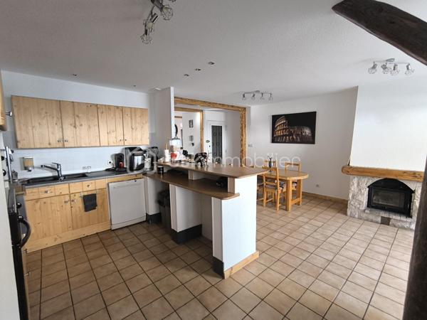 Située à proximité immédiate des transports et de toutes les commodités, découvrez cette superbe maison de ville entièrement rénovée de 148 m², alliant à la perfection confort, modernité et cachet de l'ancien.

Un espace de vie chaleureux : 
La pièce de vie baignée de lumière s'ouvre sur une belle cuisine conviviale avec bar, parfaite pour recevoir en famille ou entre amis. Côté confort thermique, vous profiterez d'un chauffage au gaz complété par une cheminée à foyer fermé pour vos soirées d'hiver.

Un espace nuit fonctionnel : 
L’étage abrite trois jolies chambres avec placards intégrés, dont une magnifique suite parentale bénéficiant d'un accès direct à l'extérieur.

Un extérieur d’exception :
L’atout maître de ce bien : une splendide terrasse d'environ 90 m² répartie sur trois niveaux, offrant des espaces de détente variés et un jacuzzi couvert pour profiter pleinement des beaux jours.

On retrouve également, un vaste garage aménagé de 60 m² (jusqu'à 3 véhicules) avec porte motorisée et accès direct, une cave voûtée en pierres d’environ 20 m²
et des menuiseries double vitrage PVC avec volets motorisés et centralisés

Aucun travaux à prévoir

Une opportunité rare conjuguant emplacement central et prestations de qualité — à visiter sans tarder !

📞 Pour plus de détails, contactez Anaïs EMPTAZ – BSK Immobilier – 06 85 15 52 63.
