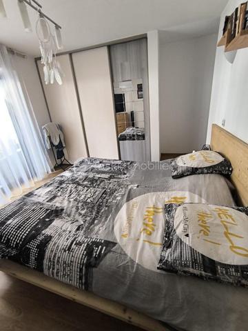 Située à proximité immédiate des transports et de toutes les commodités, découvrez cette superbe maison de ville entièrement rénovée de 148 m², alliant à la perfection confort, modernité et cachet de l'ancien.

Un espace de vie chaleureux : 
La pièce de vie baignée de lumière s'ouvre sur une belle cuisine conviviale avec bar, parfaite pour recevoir en famille ou entre amis. Côté confort thermique, vous profiterez d'un chauffage au gaz complété par une cheminée à foyer fermé pour vos soirées d'hiver.

Un espace nuit fonctionnel : 
L’étage abrite trois jolies chambres avec placards intégrés, dont une magnifique suite parentale bénéficiant d'un accès direct à l'extérieur.

Un extérieur d’exception :
L’atout maître de ce bien : une splendide terrasse d'environ 90 m² répartie sur trois niveaux, offrant des espaces de détente variés et un jacuzzi couvert pour profiter pleinement des beaux jours.

On retrouve également, un vaste garage aménagé de 60 m² (jusqu'à 3 véhicules) avec porte motorisée et accès direct, une cave voûtée en pierres d’environ 20 m²
et des menuiseries double vitrage PVC avec volets motorisés et centralisés

Aucun travaux à prévoir

Une opportunité rare conjuguant emplacement central et prestations de qualité — à visiter sans tarder !

📞 Pour plus de détails, contactez Anaïs EMPTAZ – BSK Immobilier – 06 85 15 52 63.