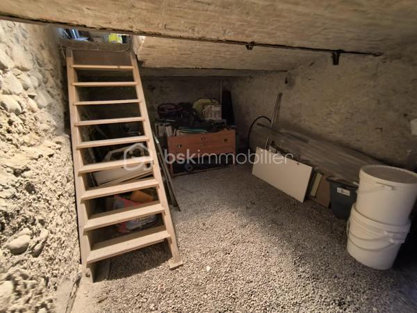 Située à proximité immédiate des transports et de toutes les commodités, découvrez cette superbe maison de ville entièrement rénovée de 148 m², alliant à la perfection confort, modernité et cachet de l'ancien.

Un espace de vie chaleureux : 
La pièce de vie baignée de lumière s'ouvre sur une belle cuisine conviviale avec bar, parfaite pour recevoir en famille ou entre amis. Côté confort thermique, vous profiterez d'un chauffage au gaz complété par une cheminée à foyer fermé pour vos soirées d'hiver.

Un espace nuit fonctionnel : 
L’étage abrite trois jolies chambres avec placards intégrés, dont une magnifique suite parentale bénéficiant d'un accès direct à l'extérieur.

Un extérieur d’exception :
L’atout maître de ce bien : une splendide terrasse d'environ 90 m² répartie sur trois niveaux, offrant des espaces de détente variés et un jacuzzi couvert pour profiter pleinement des beaux jours.

On retrouve également, un vaste garage aménagé de 60 m² (jusqu'à 3 véhicules) avec porte motorisée et accès direct, une cave voûtée en pierres d’environ 20 m²
et des menuiseries double vitrage PVC avec volets motorisés et centralisés

Aucun travaux à prévoir

Une opportunité rare conjuguant emplacement central et prestations de qualité — à visiter sans tarder !

📞 Pour plus de détails, contactez Anaïs EMPTAZ – BSK Immobilier – 06 85 15 52 63.