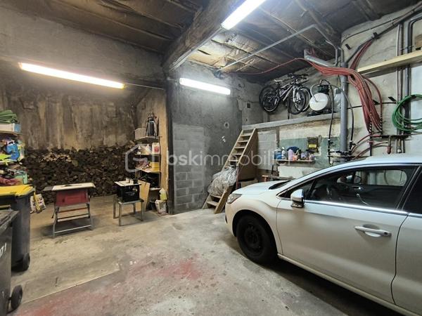 Située à proximité immédiate des transports et de toutes les commodités, découvrez cette superbe maison de ville entièrement rénovée de 148 m², alliant à la perfection confort, modernité et cachet de l'ancien.

Un espace de vie chaleureux : 
La pièce de vie baignée de lumière s'ouvre sur une belle cuisine conviviale avec bar, parfaite pour recevoir en famille ou entre amis. Côté confort thermique, vous profiterez d'un chauffage au gaz complété par une cheminée à foyer fermé pour vos soirées d'hiver.

Un espace nuit fonctionnel : 
L’étage abrite trois jolies chambres avec placards intégrés, dont une magnifique suite parentale bénéficiant d'un accès direct à l'extérieur.

Un extérieur d’exception :
L’atout maître de ce bien : une splendide terrasse d'environ 90 m² répartie sur trois niveaux, offrant des espaces de détente variés et un jacuzzi couvert pour profiter pleinement des beaux jours.

On retrouve également, un vaste garage aménagé de 60 m² (jusqu'à 3 véhicules) avec porte motorisée et accès direct, une cave voûtée en pierres d’environ 20 m²
et des menuiseries double vitrage PVC avec volets motorisés et centralisés

Aucun travaux à prévoir

Une opportunité rare conjuguant emplacement central et prestations de qualité — à visiter sans tarder !

📞 Pour plus de détails, contactez Anaïs EMPTAZ – BSK Immobilier – 06 85 15 52 63.