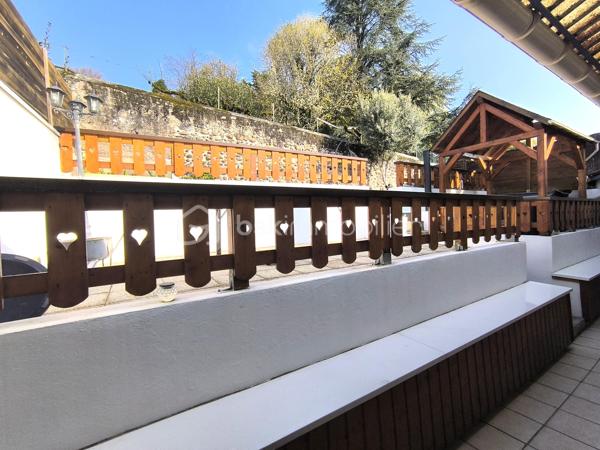 Située à proximité immédiate des transports et de toutes les commodités, découvrez cette superbe maison de ville entièrement rénovée de 148 m², alliant à la perfection confort, modernité et cachet de l'ancien.

Un espace de vie chaleureux : 
La pièce de vie baignée de lumière s'ouvre sur une belle cuisine conviviale avec bar, parfaite pour recevoir en famille ou entre amis. Côté confort thermique, vous profiterez d'un chauffage au gaz complété par une cheminée à foyer fermé pour vos soirées d'hiver.

Un espace nuit fonctionnel : 
L’étage abrite trois jolies chambres avec placards intégrés, dont une magnifique suite parentale bénéficiant d'un accès direct à l'extérieur.

Un extérieur d’exception :
L’atout maître de ce bien : une splendide terrasse d'environ 90 m² répartie sur trois niveaux, offrant des espaces de détente variés et un jacuzzi couvert pour profiter pleinement des beaux jours.

On retrouve également, un vaste garage aménagé de 60 m² (jusqu'à 3 véhicules) avec porte motorisée et accès direct, une cave voûtée en pierres d’environ 20 m²
et des menuiseries double vitrage PVC avec volets motorisés et centralisés

Aucun travaux à prévoir

Une opportunité rare conjuguant emplacement central et prestations de qualité — à visiter sans tarder !

📞 Pour plus de détails, contactez Anaïs EMPTAZ – BSK Immobilier – 06 85 15 52 63.
