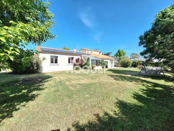 Maison familiale à vendre à Saint Vivien - 5 chambres, garage double, piscine.