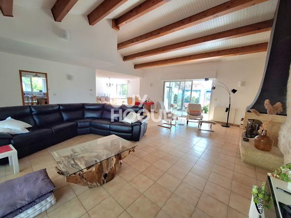 Maison familiale à vendre à Saint Vivien - 5 chambres, garage double, piscine.