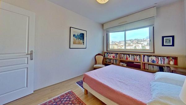 Appartement 3 pièces sans travaux, 6e étage avec ascenseur, stationnement privatif – Visite Virtuelle sur demande