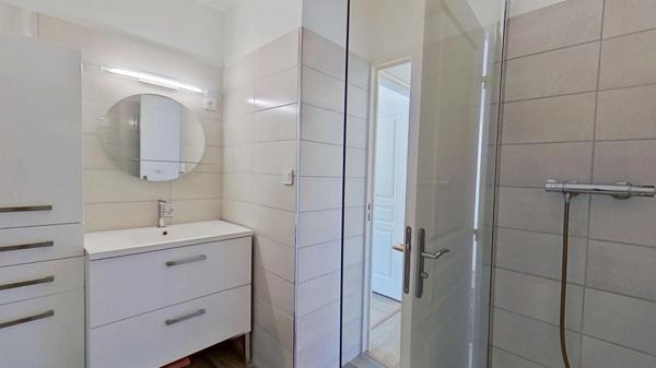 Appartement 3 pièces sans travaux, 6e étage avec ascenseur, stationnement privatif – Visite Virtuelle sur demande