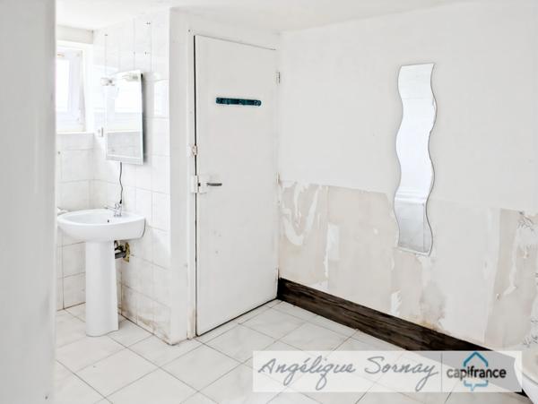 🏡 EXCLUSIVITÉ – Maison mitoyenne à fort potentiel de 229 m² sur 3 niveaux avec garage – Sellières