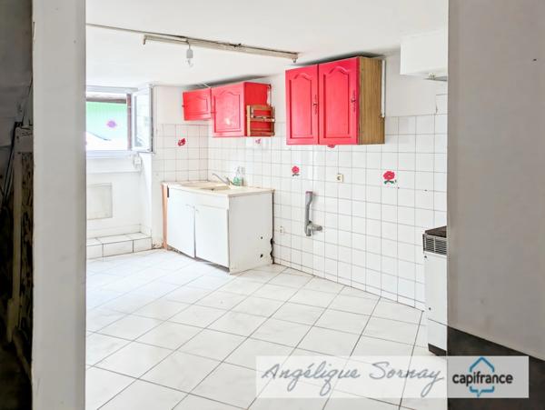 🏡 EXCLUSIVITÉ – Maison mitoyenne à fort potentiel de 229 m² sur 3 niveaux avec garage – Sellières