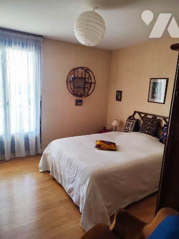 Un appartement avec deux chambres, balcon, cave et garage couvert.