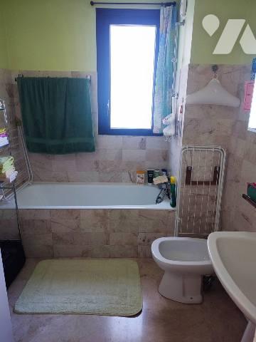 Un appartement avec deux chambres, balcon, cave et garage couvert.