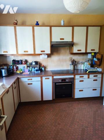 Un appartement avec deux chambres, balcon, cave et garage couvert.