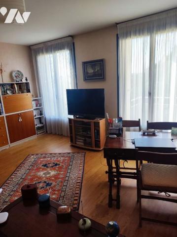 Un appartement avec deux chambres, balcon, cave et garage couvert.
