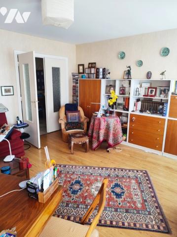 Un appartement avec deux chambres, balcon, cave et garage couvert.