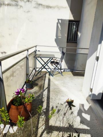 Un appartement avec deux chambres, balcon, cave et garage couvert.