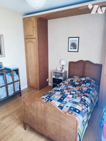 Un appartement avec deux chambres, balcon, cave et garage couvert.