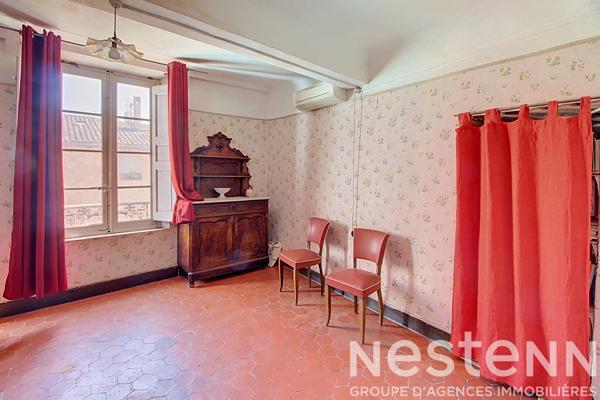 A vendre à LORGUES dans un immeuble familiale 4 lots d' appartements de 141 m²