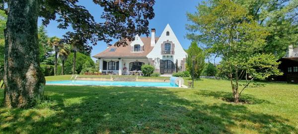 Maison à vendre    8 pièces • 261 m2 Bizanos