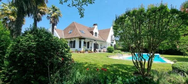 Maison à vendre    8 pièces • 261 m2 Bizanos