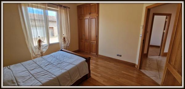 Maison à vendre 8 pièces FEILLENS (01) 295 m² charme, pierre, piscine, garages plain-pied, atypique