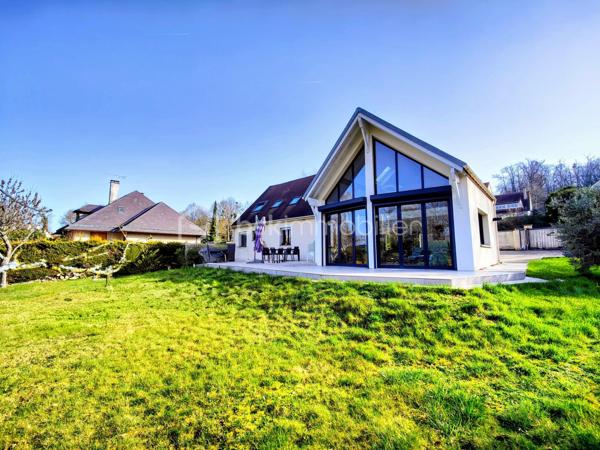 Découvrez cette magnifique maison familiale nichée au cœur de l'un des hameaux les plus prisé à Jouars-Pontchartrain et édifiée en 1992. Alliant tranquillité rurale et élégance moderne, cette propriété est un véritable coup de cœur pour les amoureux de la quiétude avec une vue dégagée et sans vis-à-vis. Vous aurez plaisir à profiter dès la première visite des volumes, hauteurs et dénivelés, espaces proposées. 

Cette demeure d'une surface habitable de 233 m² env. et 280 m² en surface utile offre 8 pièces sur 3 niveaux, dont un triple espace de vie comprenant une salle à manger, une vaste cuisine équipée et son espace déjeuner, un séjour cathédrale avec double baies à ouverture intégrale sur terrasse. Vous apprécierez une lumière omniprésente en toute saison !
S'ajoute 3 chambres lumineuses et 2 salles d'eau dont une belle suite parentale en rez-de-chaussée, un espace mezzanine avec une vue plongeant sur le salon et une vue sur un jardin clos engazonné et fleuri. 

Les vrai + : 
- Sous-sol total compartimenté / buanderie / rangement / atelier / double garage / accès intérieur / extérieur
- Construction réalisée en 1991, excellent état, très bien entretenue
- Isolation de qualité, vitrage double, chauffage par le sol, adoucisseur pour un confort optimal
- Double extension / agrandissement réalisée en juin 2017 pour la création d'un sas d'entrée et du séjour cathédrale verrière
- Possibilité de réagencer une grande chambre à l'étage pour en créer 2 avec pour chacune une entrée indépendante

Profitez d'une double exposition solaire, d'une terrasse orientée Sud-Ouest, idéale pour les soirées d'été. Le terrain spacieux de 1.358 m² inclut également une vaste aire de stationnement avec 4 parkings et un garage double, idéal pour recevoir famille et amis !

Pour le côté pratique, la maison est équipée d'un interphone, d'une cheminée insert et d'un poêle à granulés et d'un assainissement collectif. 
Les commodités locales et les écoles, crèches et collège sont facilement accessibles et desservie par des voies douces, transports en commun au sein de cette commune ou s'équilibre vitalité et harmonie avec la nature. 

Une visite s'impose pour apprécier pleinement le potentiel de cette habitation chaleureuse et conviviale intégrée au sein du Parc Naturel Régional de la Vallée de Chevreuse.

Contactez Willy Boyé pour plus d'informations.