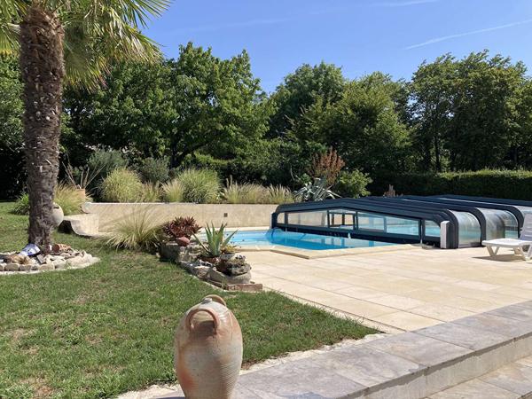 Maison Nieul sur Mer, 3 chambres, 3 garages, piscine, dépendances.