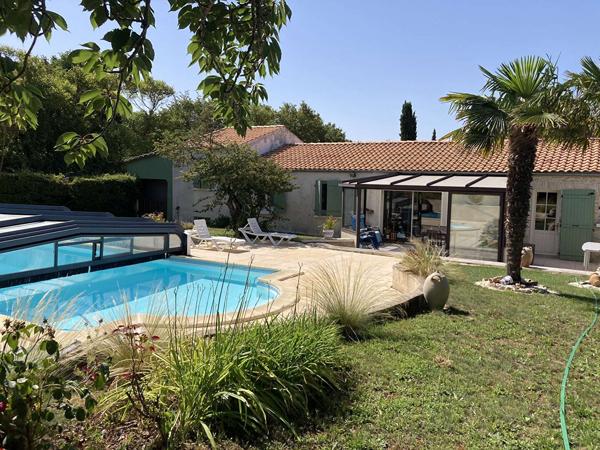 Maison Nieul sur Mer, 3 chambres, 3 garages, piscine, dépendances.