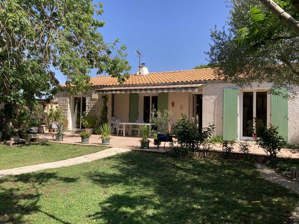 Maison Nieul sur Mer, 3 chambres, 3 garages, piscine, dépendances.