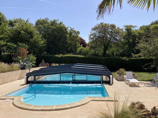 Maison Nieul sur Mer, 3 chambres, 3 garages, piscine, dépendances.