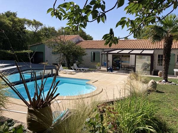 Maison Nieul sur Mer, 3 chambres, 3 garages, piscine, dépendances.